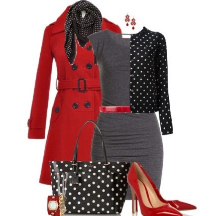 Accessoires rouges pour une robe grise