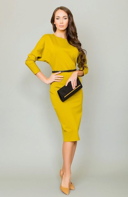 Επιχειρηματική εικόνα σε ένα κίτρινο φόρεμα