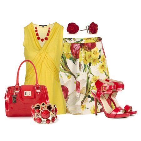 Accesorii roșii pentru o rochie galbenă
