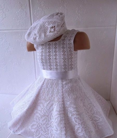 dzianinowa sukienka dla dziewczynki z filetowym wzorem