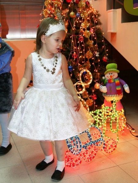 Rochie de Crăciun Floare de zăpadă cu decor pentru o fată