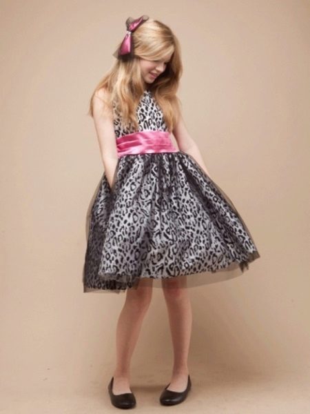 Φόρεμα της Πρωτοχρονιάς για το κορίτσι ρετρό με ζώνη αντίθεσης