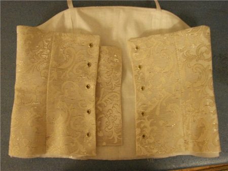 Creazione di fori per allacciatura su un corsetto