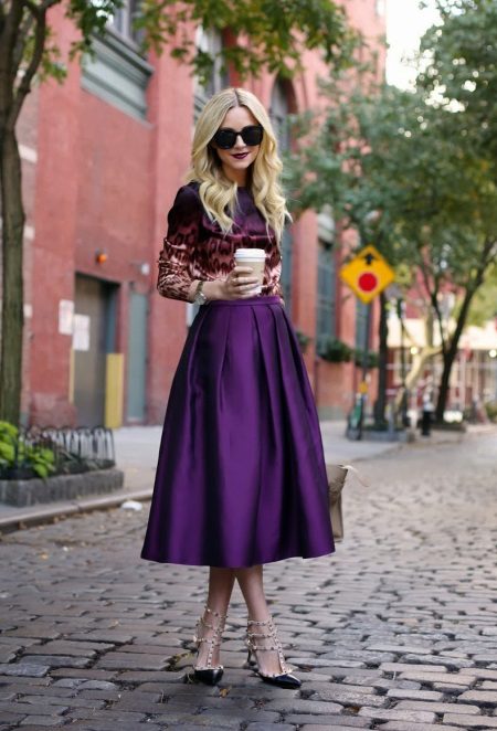 fialová sukně midi