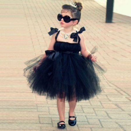 Chic κομψό φόρεμα για ένα κοριτσάκι